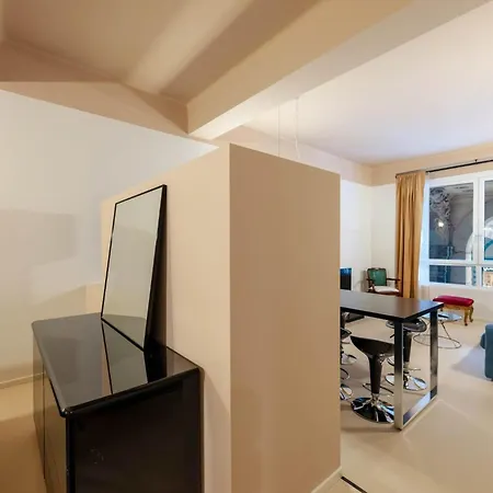 Audrey In The Centre Apartment