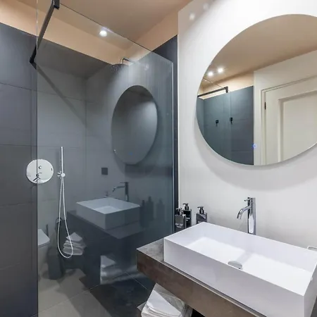 Audrey In The Centre *