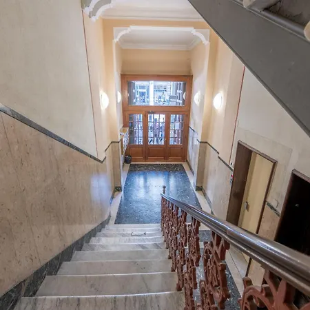 Audrey In The Centre Génova